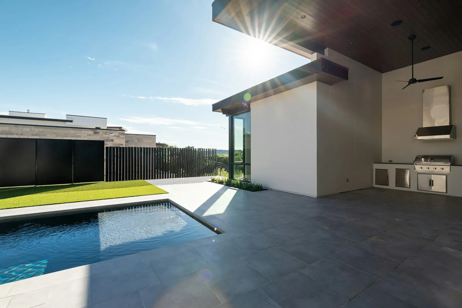 Terasă modernă cu plăci ceramice lângă piscină