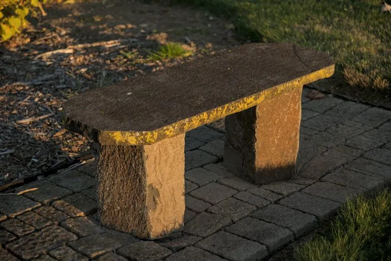 Bancă de piatră pe o alee din dale naturale