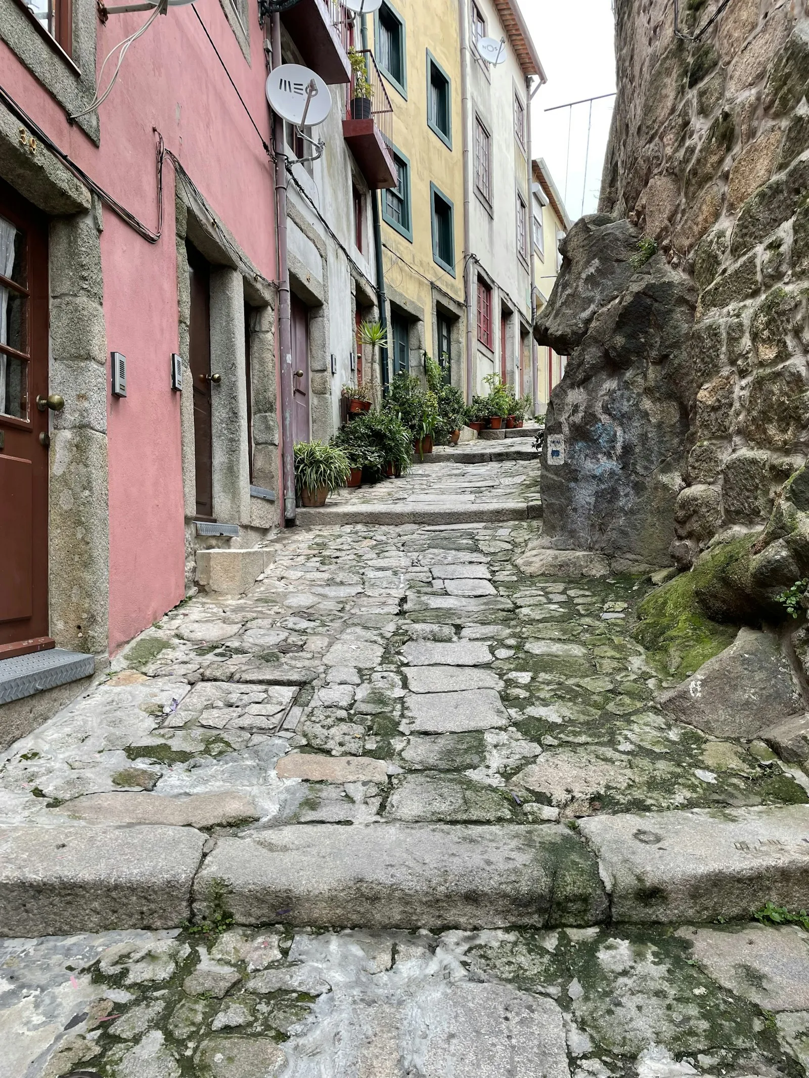 Stradă veche pavată cu piatră între clădiri istorice