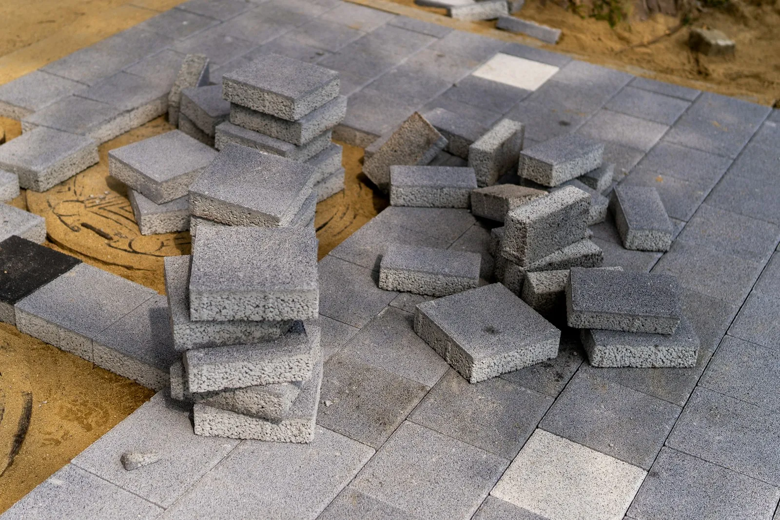 Pavele din beton pregătite pentru montaj