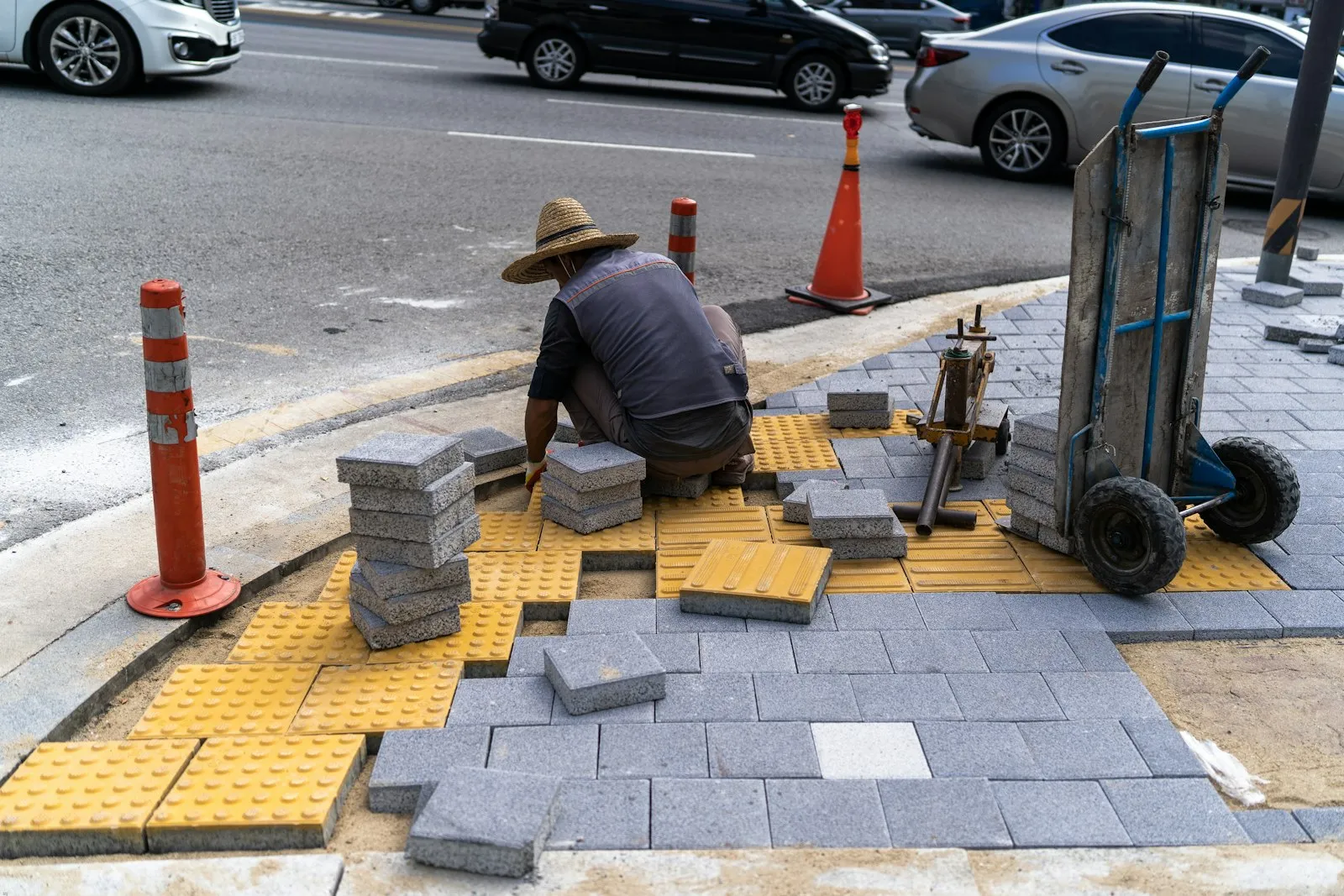 Montarea pavelelor pe un trotuar urban