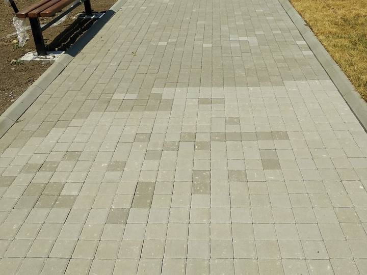 Pavaj din beton cu dale de nuanțe diferite